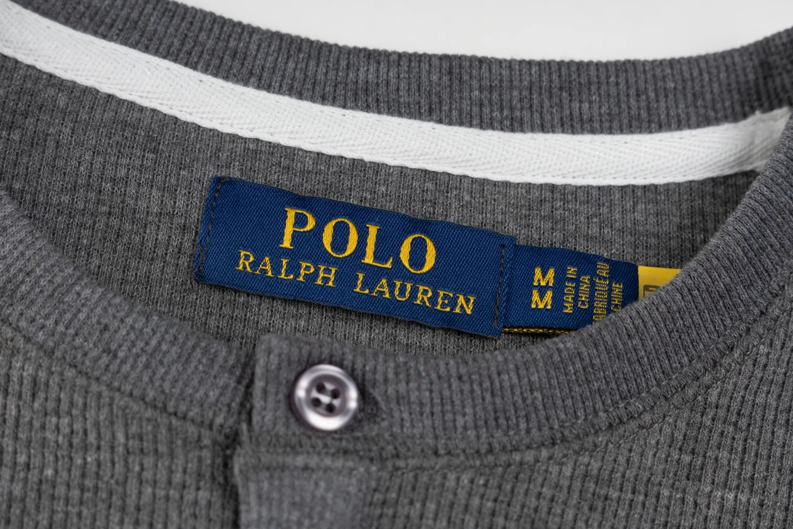 P196 #R79 Ralph Lauren/Ralph Lauren Waffle Henley Collar Open Button Sweater Exclusive Henry Collar Waffle Series Open Bust Sweater Exclusively customized with original grade waffle fabric, 100% cotton yarn imported machine-dyed weaving process, full texture, all collars, cuffs and hems are fixed and woven threads, full of high-quality quality, can be worn alone or matched, classic hot style Color Navy Blue Dark Gray Black White SIZE: S M L XL Shoulder width: 51.5/53/54.5/56 Bust: 108/112/116/120 Sleeve length: 60/61/62/63 Clothing length: 66.5/68/69.5/71